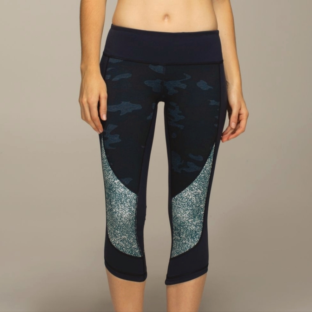 EUC Lululemon Wunder Under Crop Full-On Luon Heathered Camo Pebble Blue | Size 6